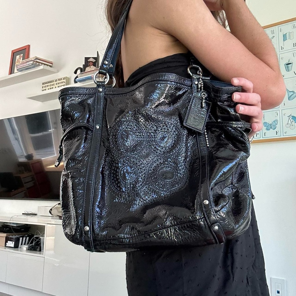 COACH BLACK/NAVY PATENT LEATHER TOTE